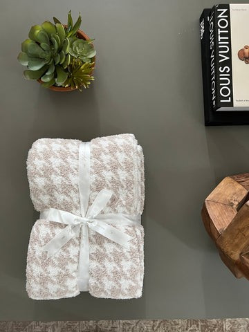 Houndstooth Buttery Blanket | The Styled Collection