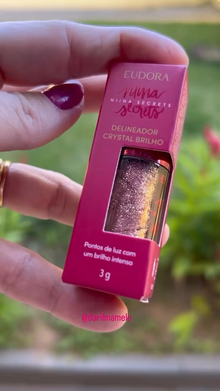 DELINEADOR
CRYSTAL
BRILHO
Pontos de luz com um brilho intenso
Aplicador fino e preciso.
#squadeuamomake#limhaniinasecrets
#influsdabeleza #sejoganodigital
#delineadorcrystalbrilho

#LTKbrasil