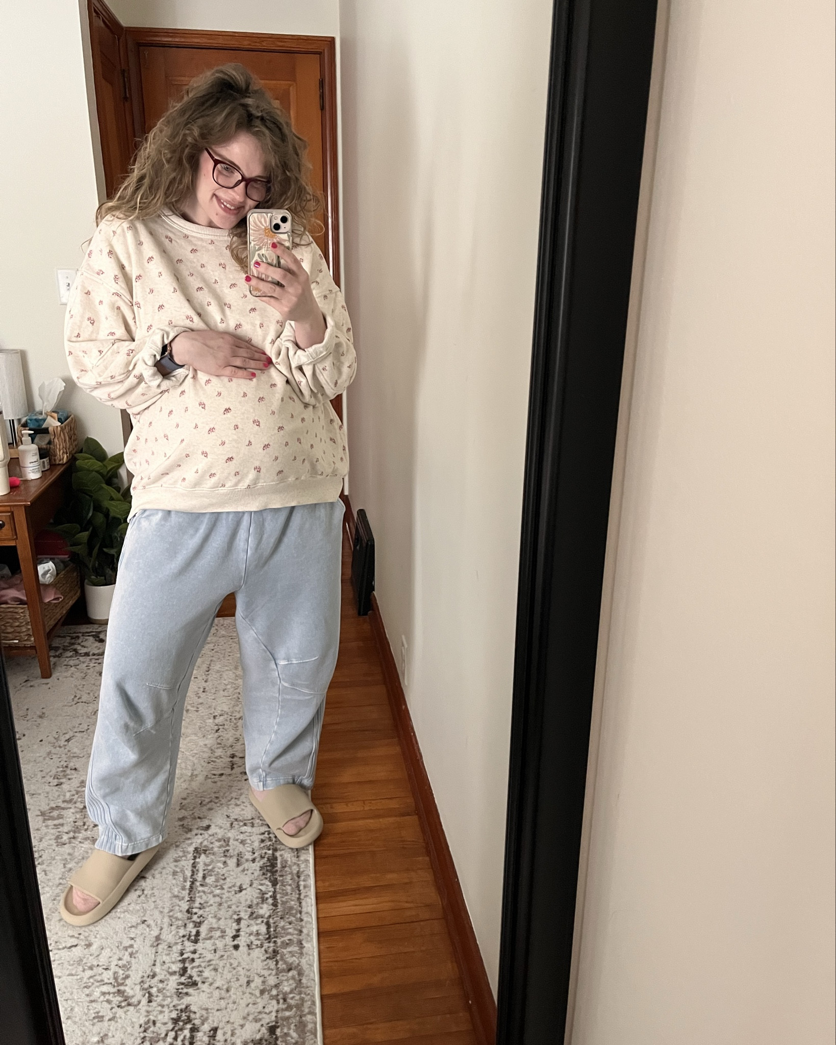 39 weeks 4 days, and ready to meet this little baby! These sweatpants from Aerie are carrying me through this home stretch 😂 wearing a size large in bottoms and a size medium in the crew neck! 