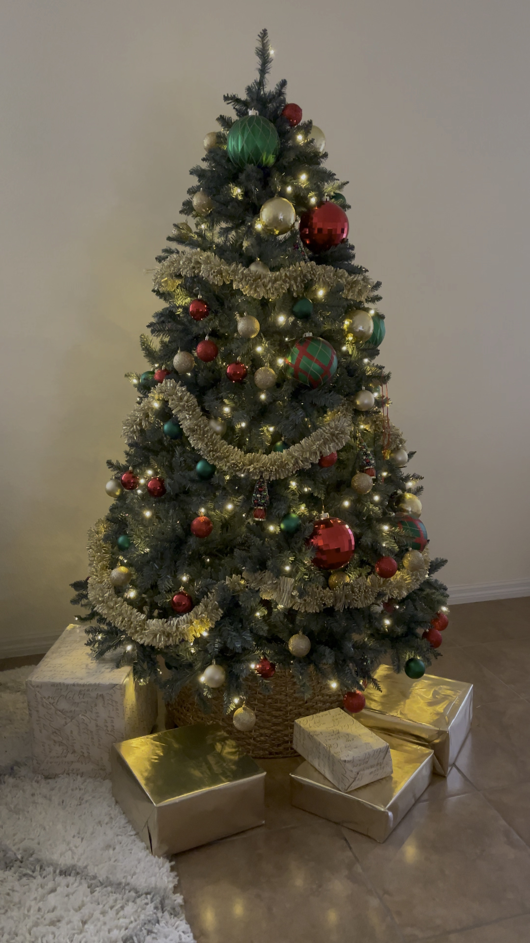 Christmas Tree giving all of the holiday vibes! 😍

🎄: 7' Tribeca Spruce Blue Artificial Christmas Tree with 550 Warm White LED Lights

Christmas tree | King of Christmas | Holiday decor | Christmas decor | Christmas decorations | 7 foot | Holiday season

#LTKGiftGuide #LTKHoliday #LTKSeasonal