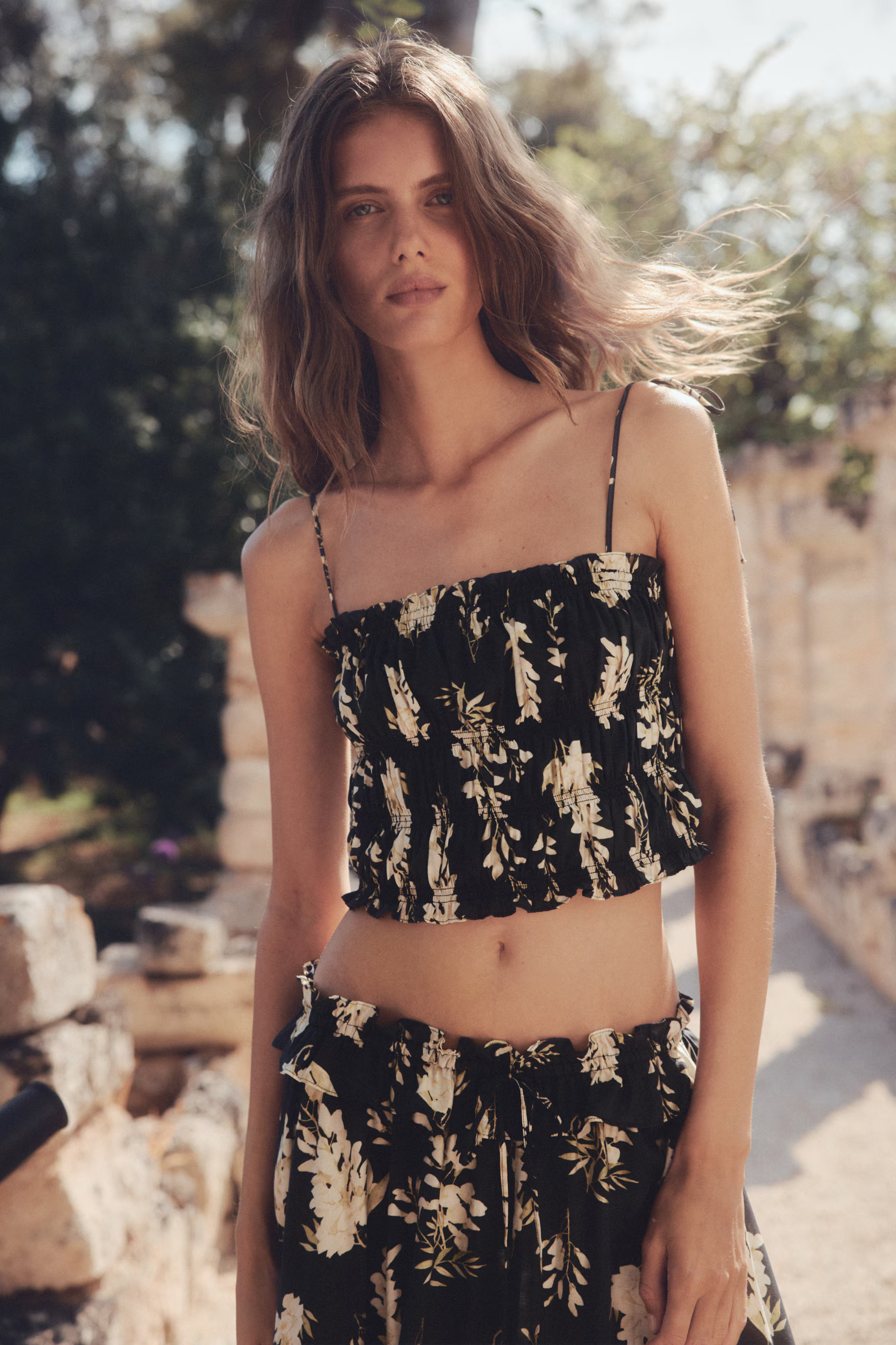 Gesmoktes Top mit Bindeträgern | H&M (DE, AT, CH, NL, FI)