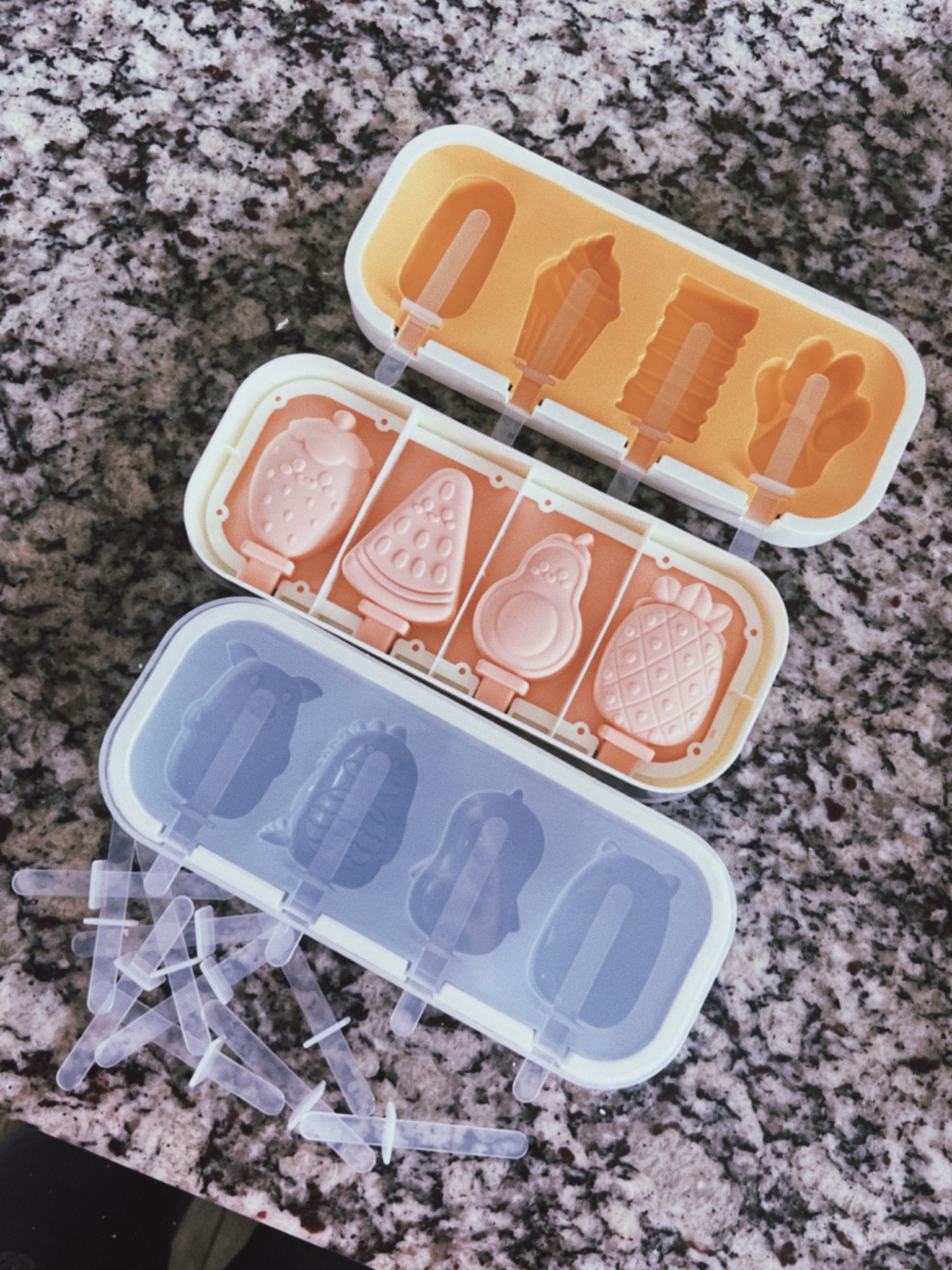 Summer must have! Cute popsicles molds to add some extra fun during summer! #summerfun
