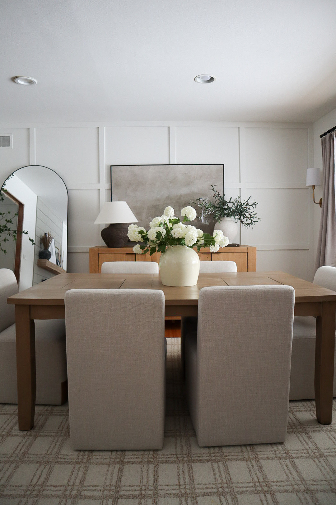 Modern neutral dining room inspo


#LTKHome #LTKFindsUnder50