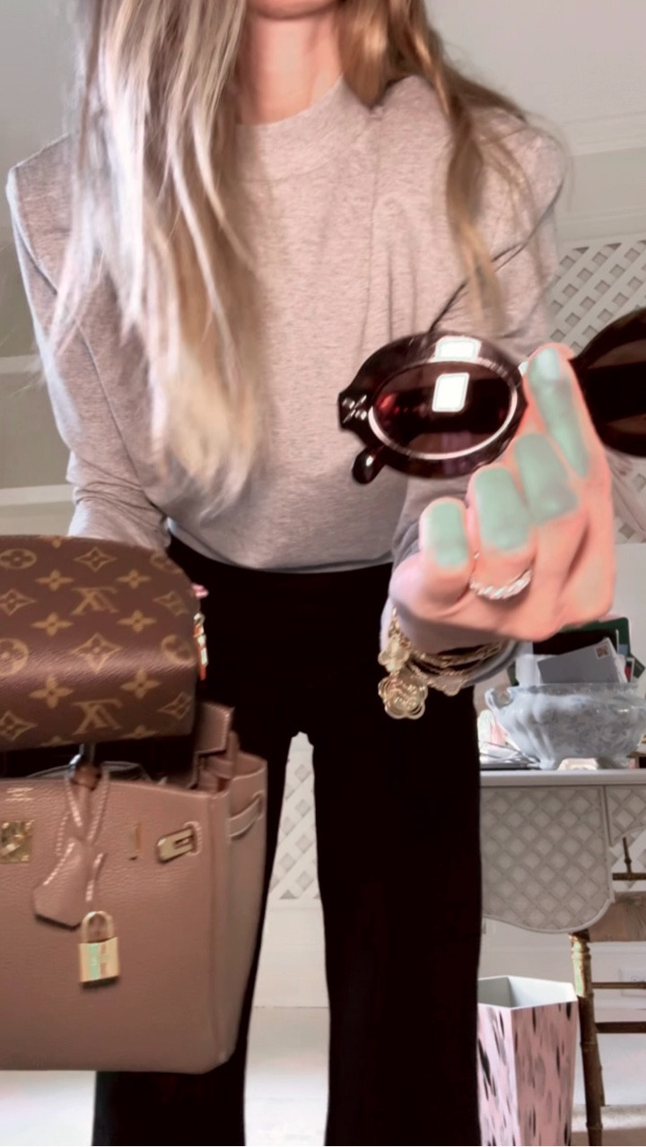 What’s in my bag x farmers market outfit. 

#LTKgrwm #LTKmomlife #LTKootd