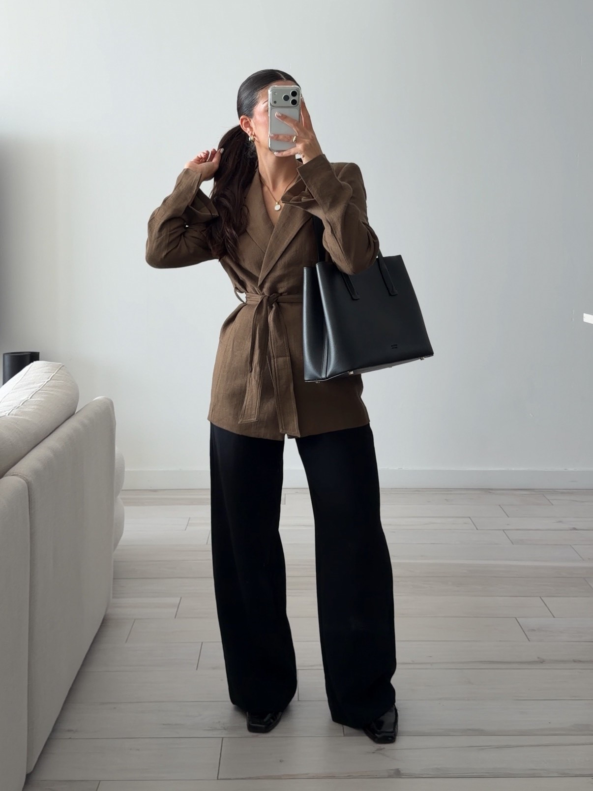 workwear ootd —

jacket @hm 
pants @aritzia 
shoes @dolcevita 
bag @frejanyc 

#workwear #officeoutfit #workingmom #miamicontentcreator #grwm