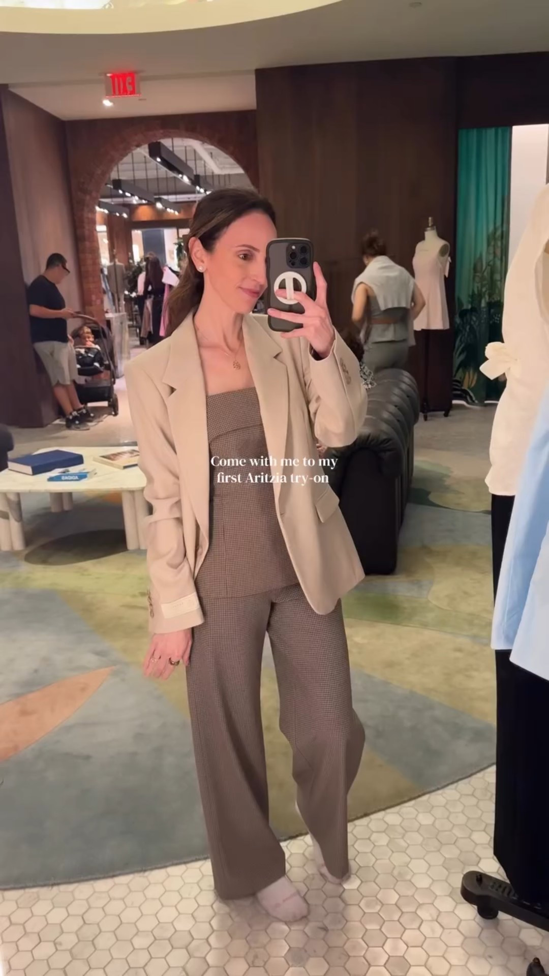 And now I love @aritzia bye 😭

I only left here with the first pants but will be ordering a few others and the black pants in my correct size, will share my order once it comes 🥰