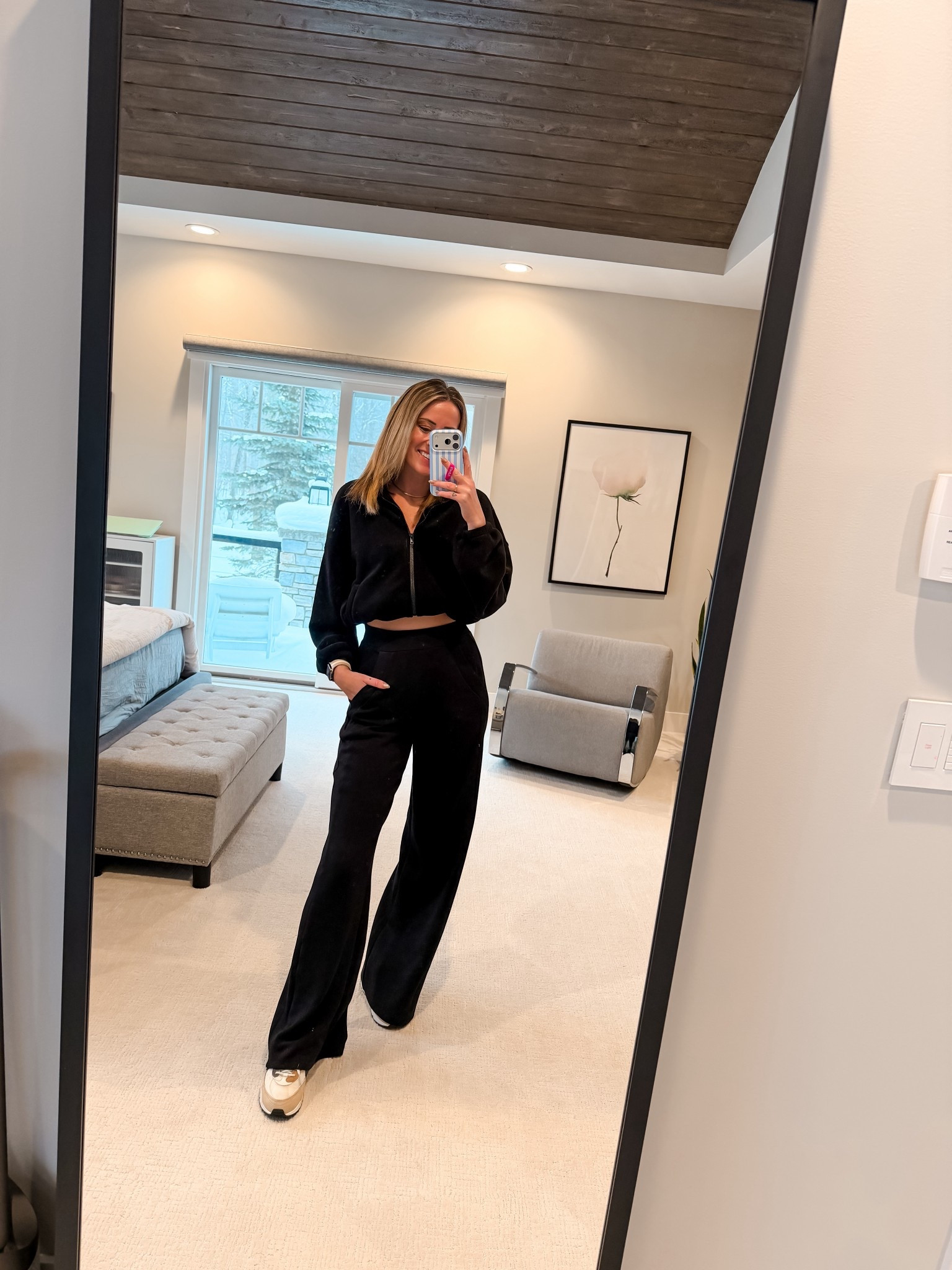 Sports mom all black outfit ideas
Spanx wide leg air pants and black fleece zip up 