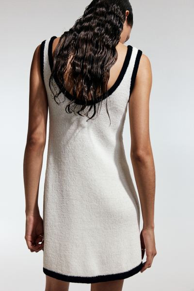 Robe trapèze en maille fine - Encolure plongeante - Sans manches - Cream/Black - FEMME | H&M FR | H&M (FR, IT, ES, PT, BE)