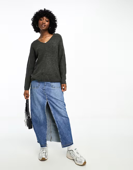 Vero Moda lightweight v neck knitted jumper in grey melange | ASOS (Global)