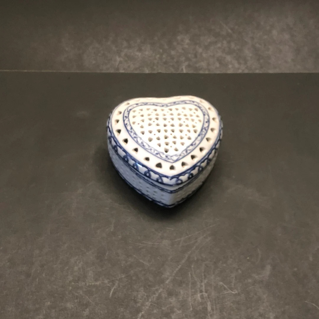 Vntg Heart Shaped Ceramic Trinket Box - Etsy | Etsy (US)