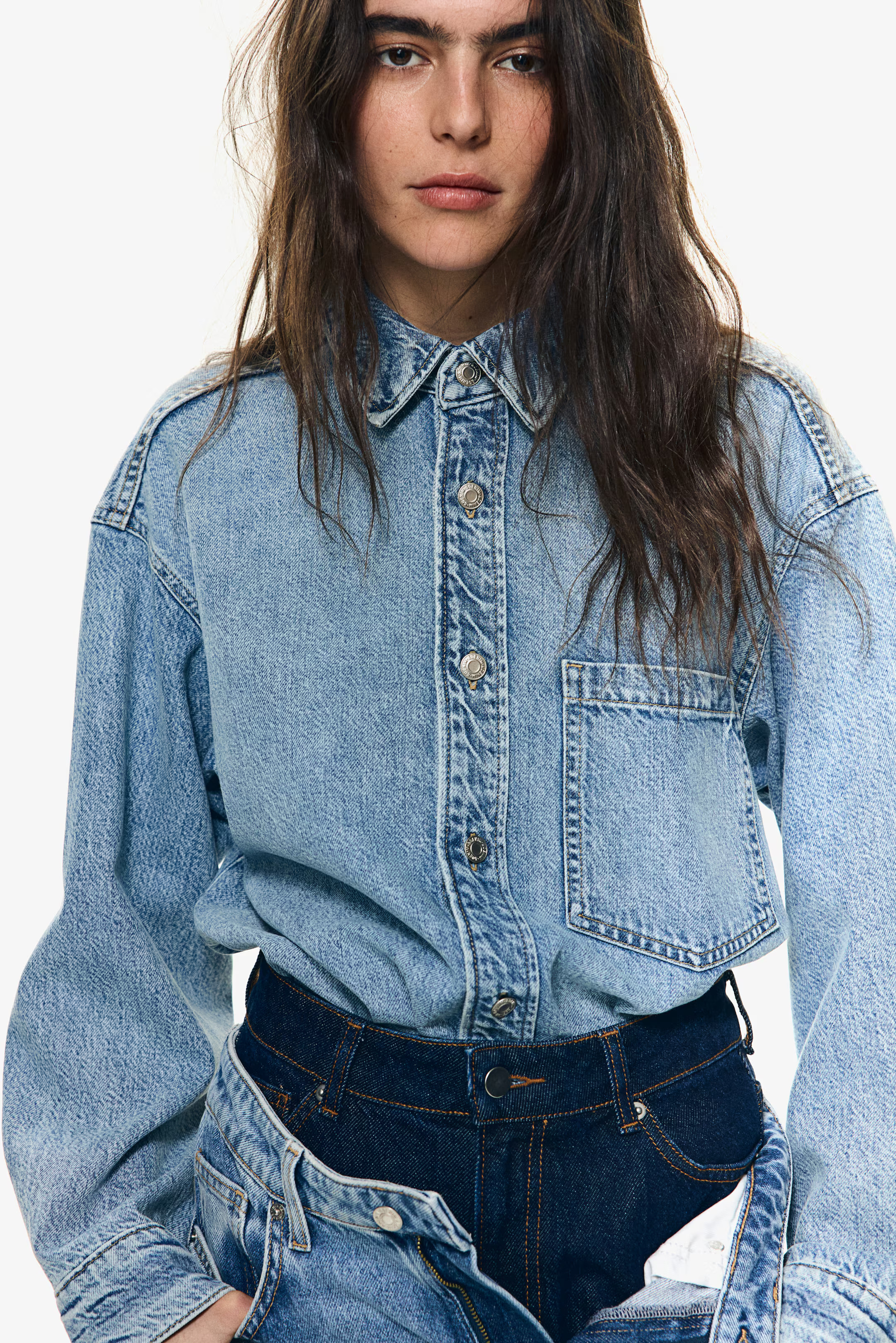 Feather Soft Oversized denim shirt - Light denim blue - Ladies | H&M GB | H&M (UK, MY, IN, SG, PH, TW, HK)