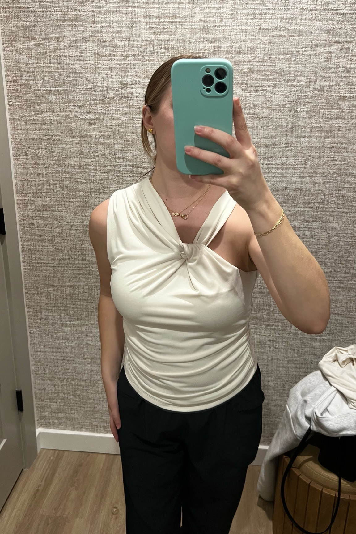 The way Abercrombie has rebranded themselves needs to be studied lol this top is sooo cute!! 🤍