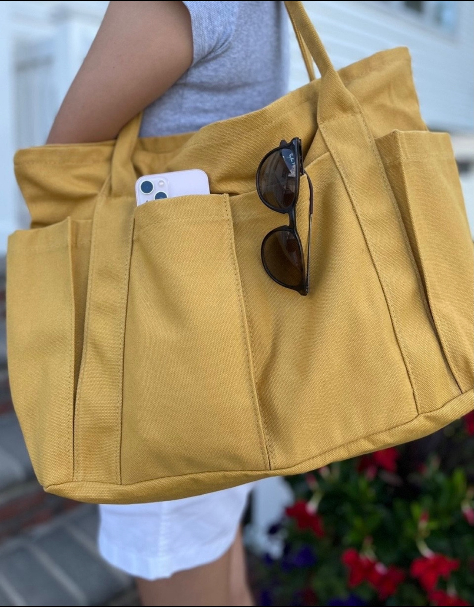Loving this color for spring/summer #totebags #bags #springbags 