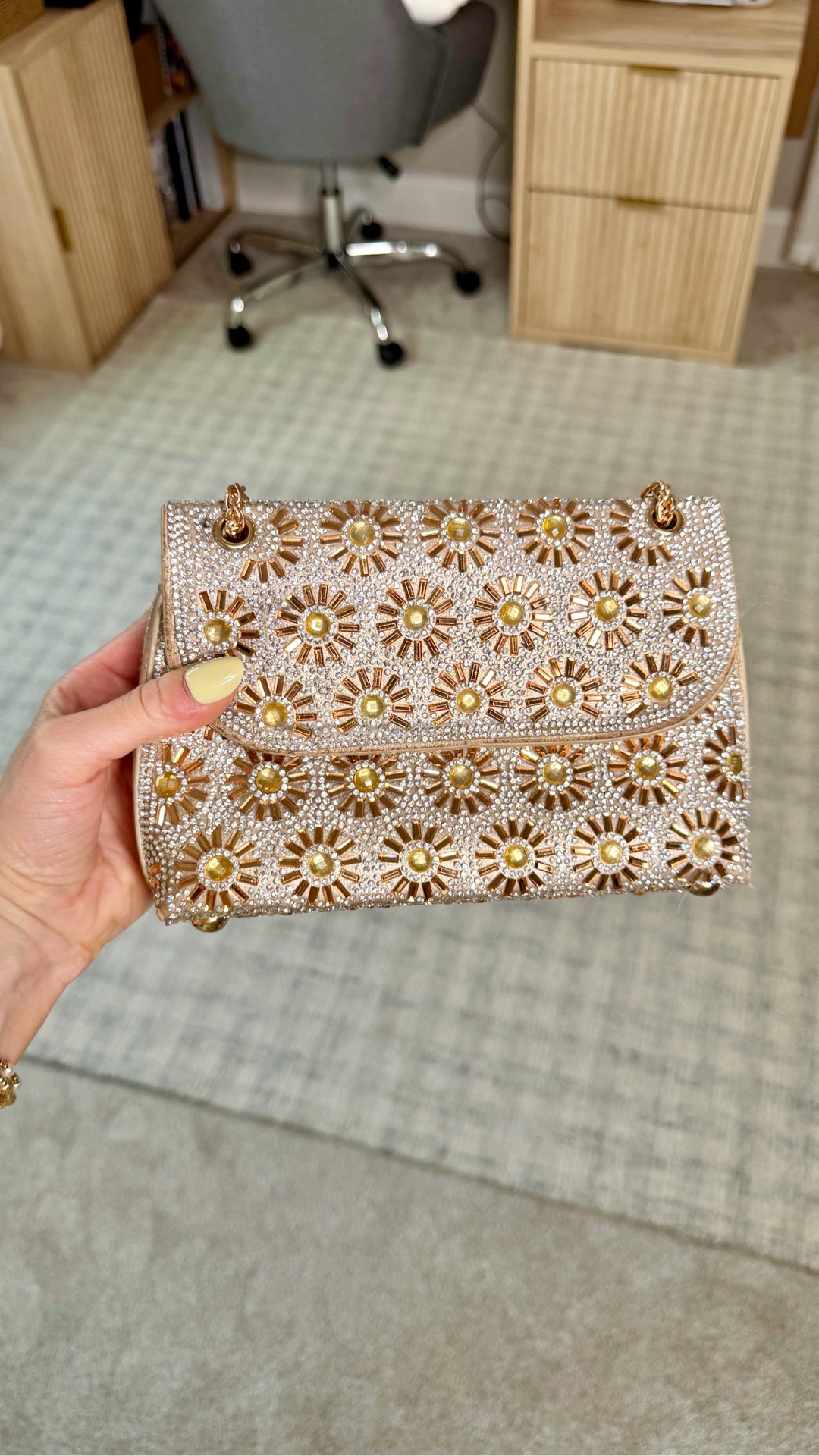 my most-used little event bag ✨

my go-to rhinestone purse from amazon (under $30!!) that i’ve worn to weddings, holiday parties & more for years! 

its so chic, goes with everything, and looks way more expensive than it is 😍 i always get asked where it’s from & no one believes it’s amazon! 


#specialoccasionwear #amazonfinds #amazonstyle #affordablefashion #eventstyle #weddinggueststyle #holidaystyle #pursefinds #eveningbag
#rhinestonepurse

#LTKWedding