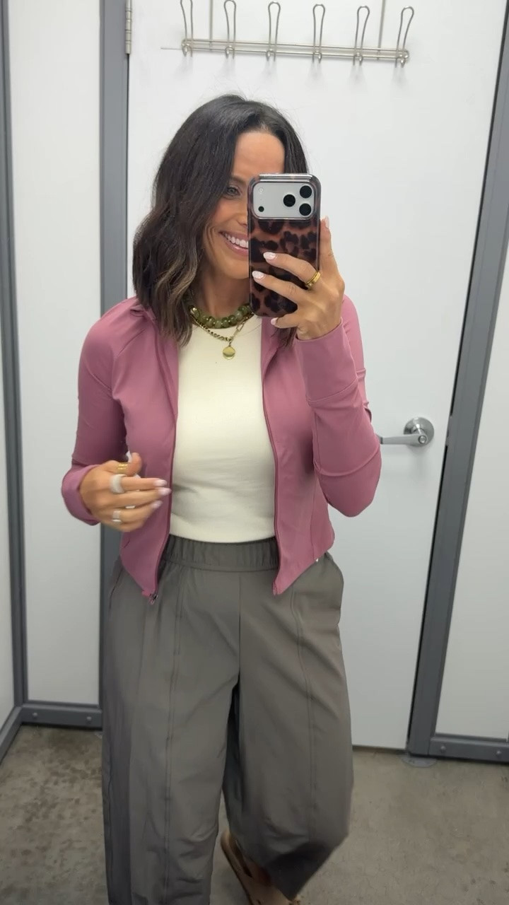 these neutral athletic pants are everything! gives MAJOR lulu vibes

#WalmartFinds #WalmartFashion #WalmartStyle #AffordableFashion #NeutralOutfit #LTKCreator