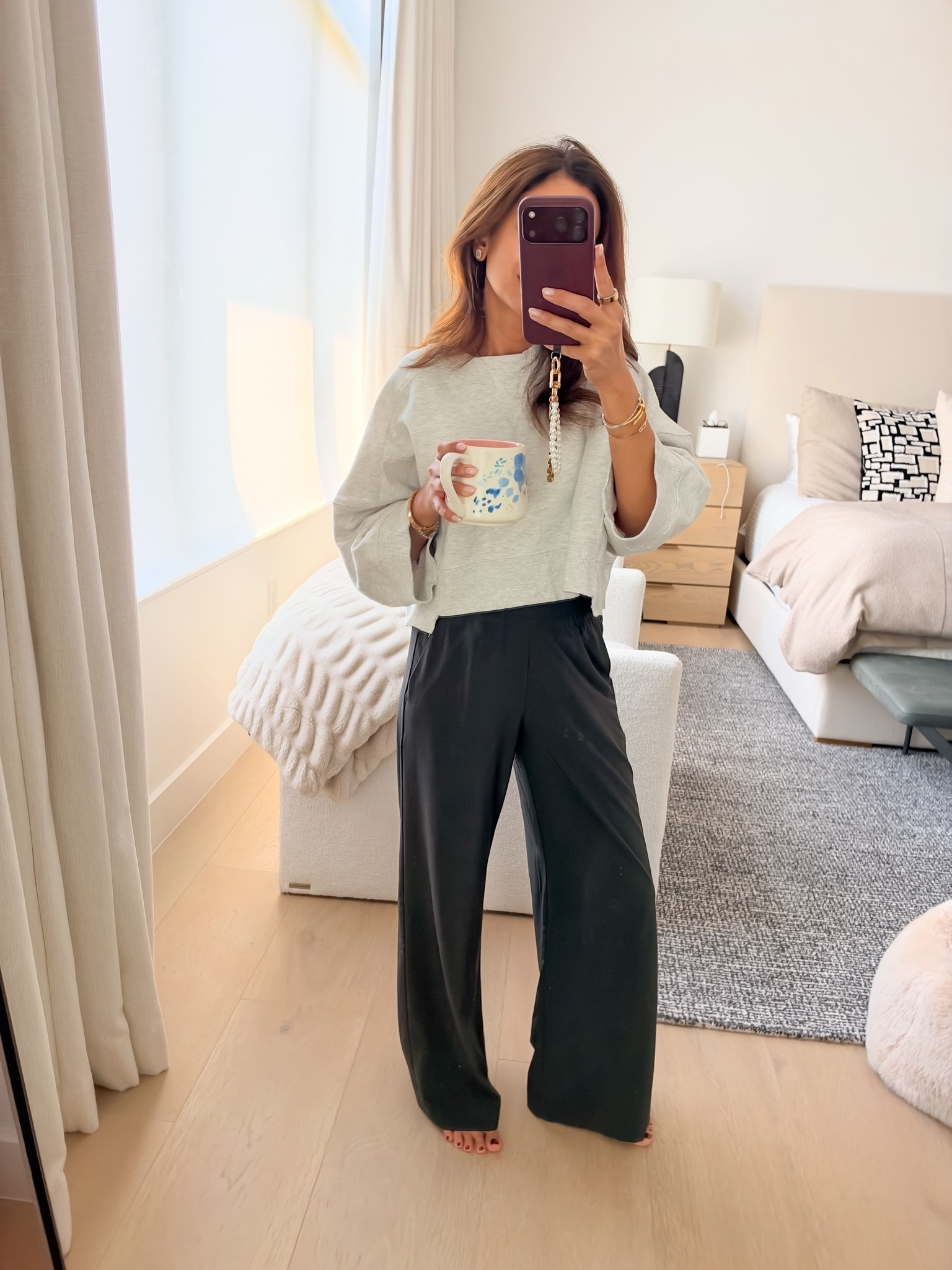 A comfy outfit at home today while I organize! Wearing an xs top and xs short length in my fav Vuori pants!!