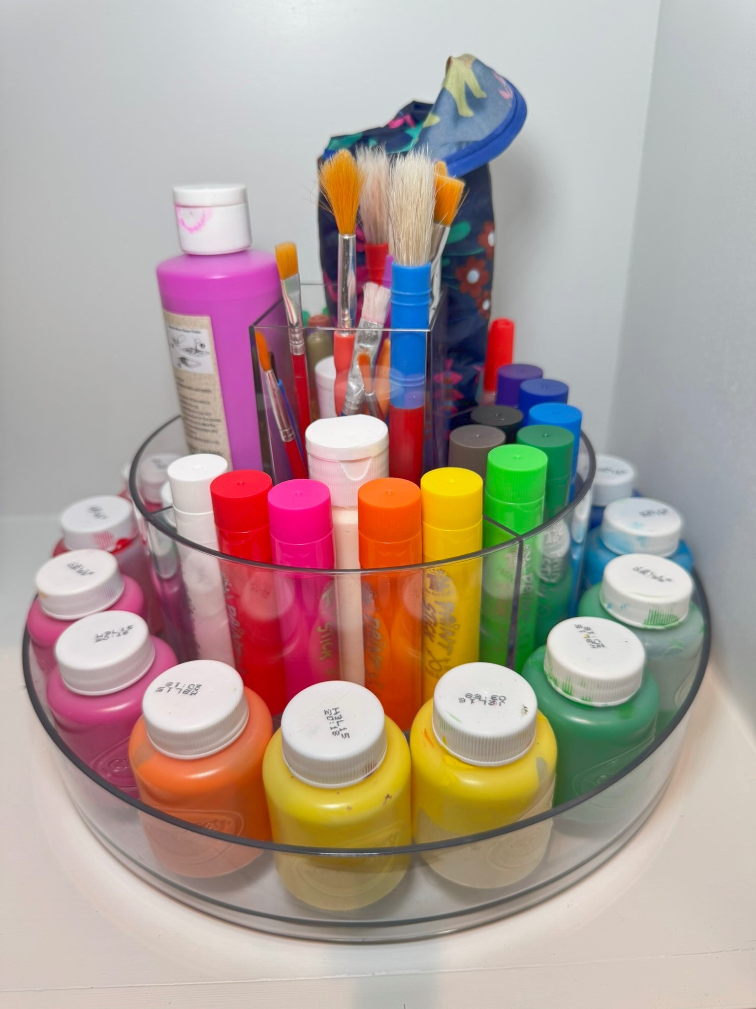 Summer is coming! Is your craft area ready? We love storing markers, crayons, and paint supplies in turn tables for easy access and easy cleanup. Our favorite multipurpose bins and bags are perfect for all the other supplies from playdoh to coloring books. Comment “crafts” for links too all of our must haves! 