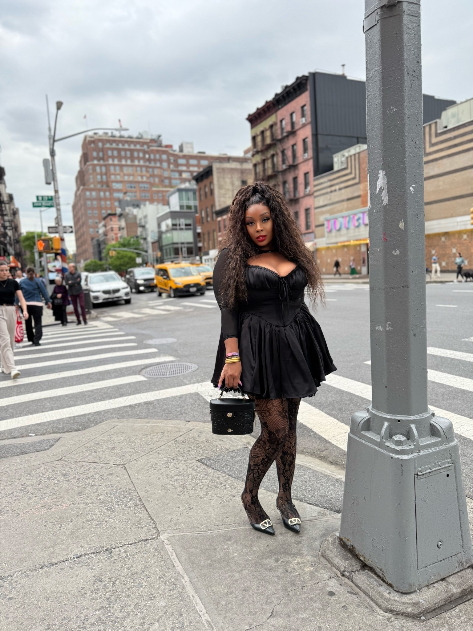 Black puff vintage dress 

#LTKPlusSize #LTKMidsize #LTKOver40