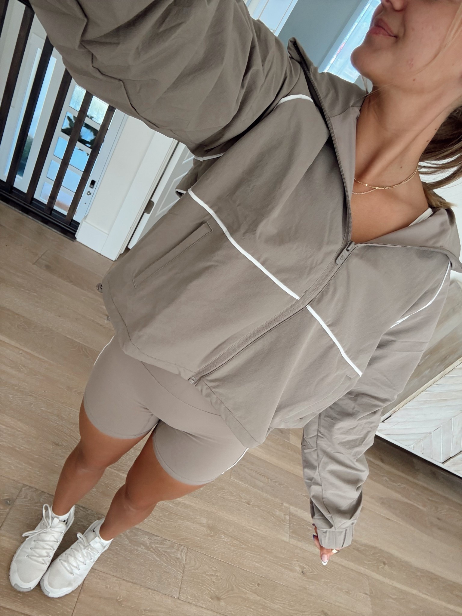 Cute workout set 😍😍 jacket, sports bra, and shorts!