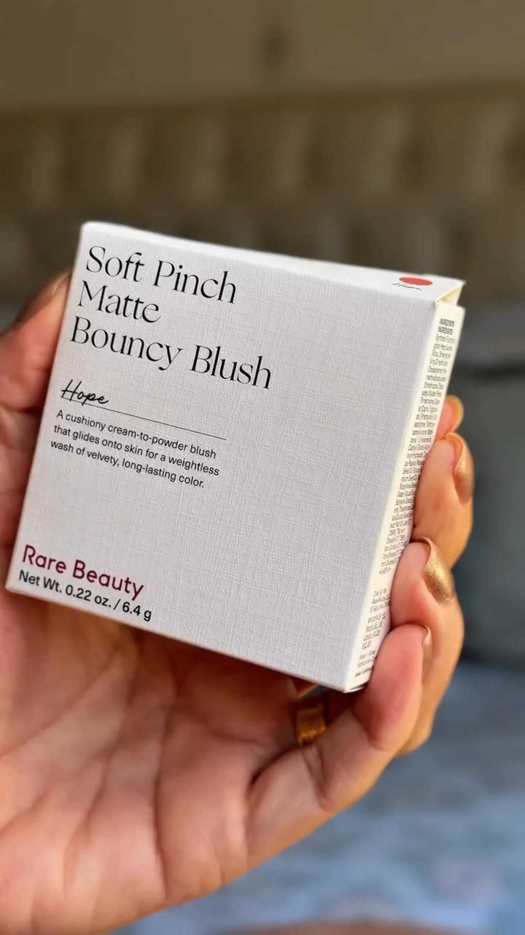 QUAL LADO VOCÊ ESCOLHE? 💥
BLUSH MATTE DOS SONHOS!

Testei os novos Soft Pinch Matte Bouncy Blush da Rare Beauty @rarebeauty aquele toque de cor com acabamento soft matte e efeito nuvem que deixa a pele com ar saudável, aveludada e sem marcar textura.

A textura é cremosa, mas vira pó na pele, super fácil de esfumar, resistente à água, suor e umidade. E o melhor: não transfere!

✨ No vídeo eu usei:
◽ Happy de um lado
◽ Hope do outro

Me conta nos comentários: qual lado é o seu favorito, amore?

#beleza #make #maquiagem #intimasdaline #rarebeauty #blush #softpinch #hair #moda #perfume