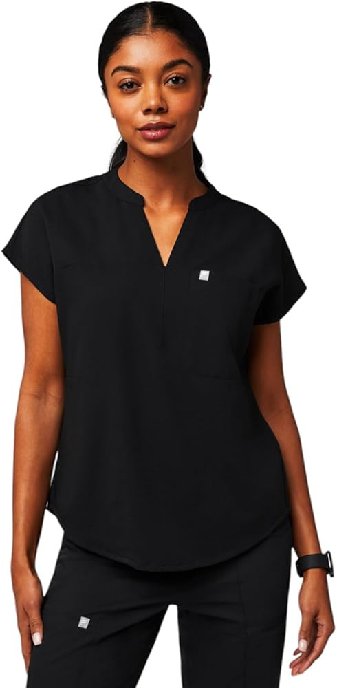 Fabletics Women's Evolve 3-Pocket Scrub Top with an Oversized Fit - MotionTech, 4-Way Stretch, Wr... | Amazon (US)