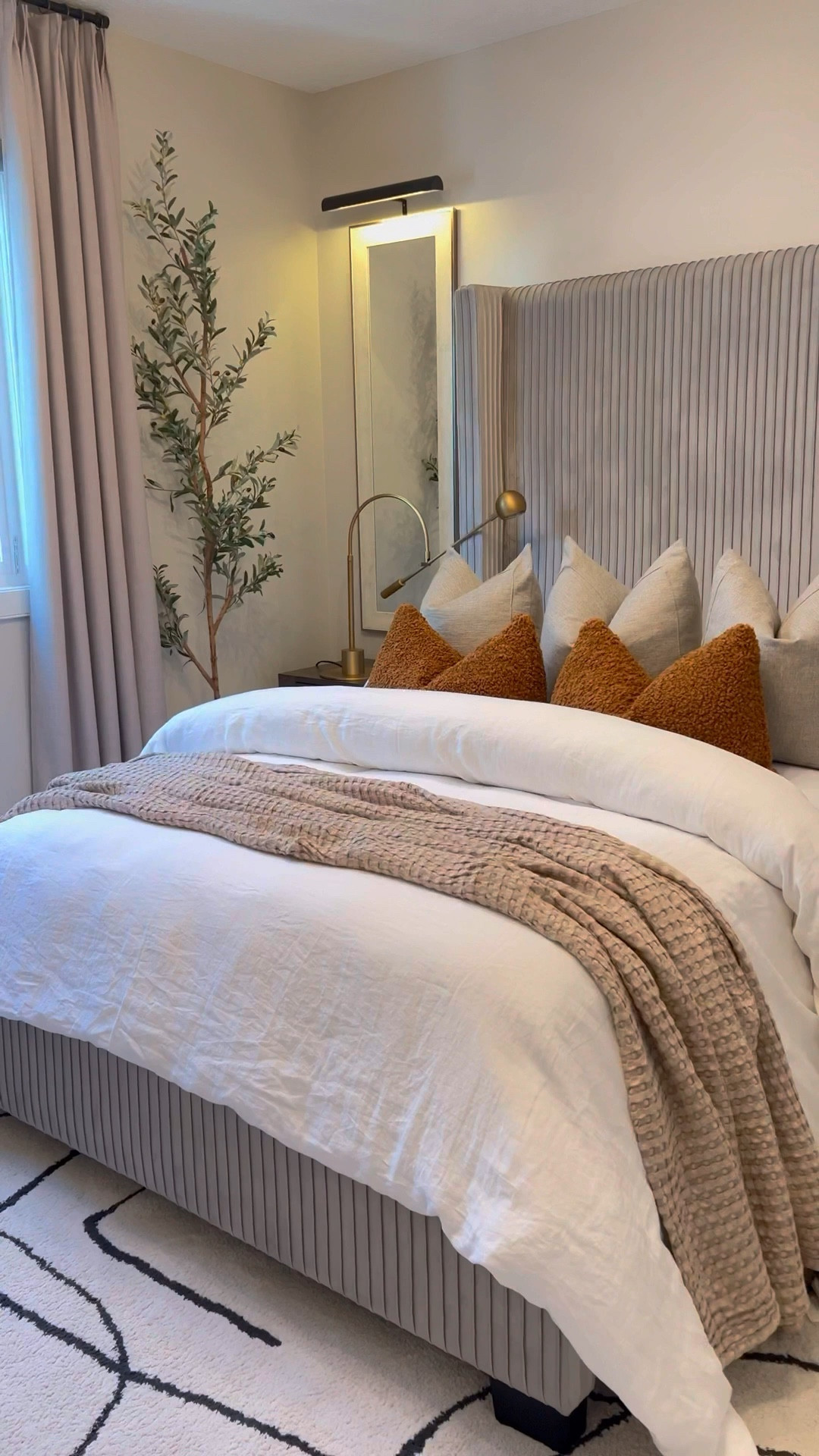 😆 This is your sign to put led light strips behind your bed ☺️🫶🏽💕

#LTKsalealert #LTKhome