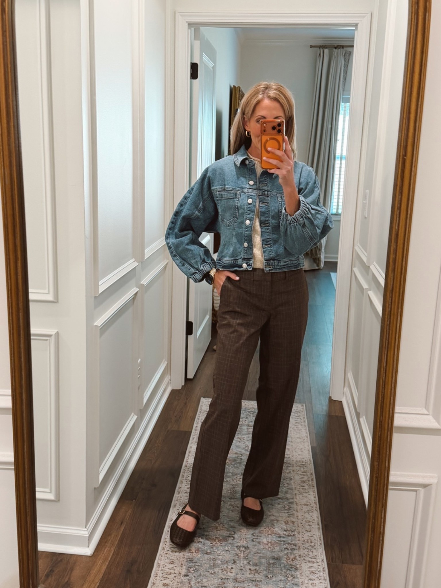 Under $40 women’s darted denim wasted jacket so perfect as an extra layer for the fall a great transition piece. Wearing XS 
Pants scoop size XS