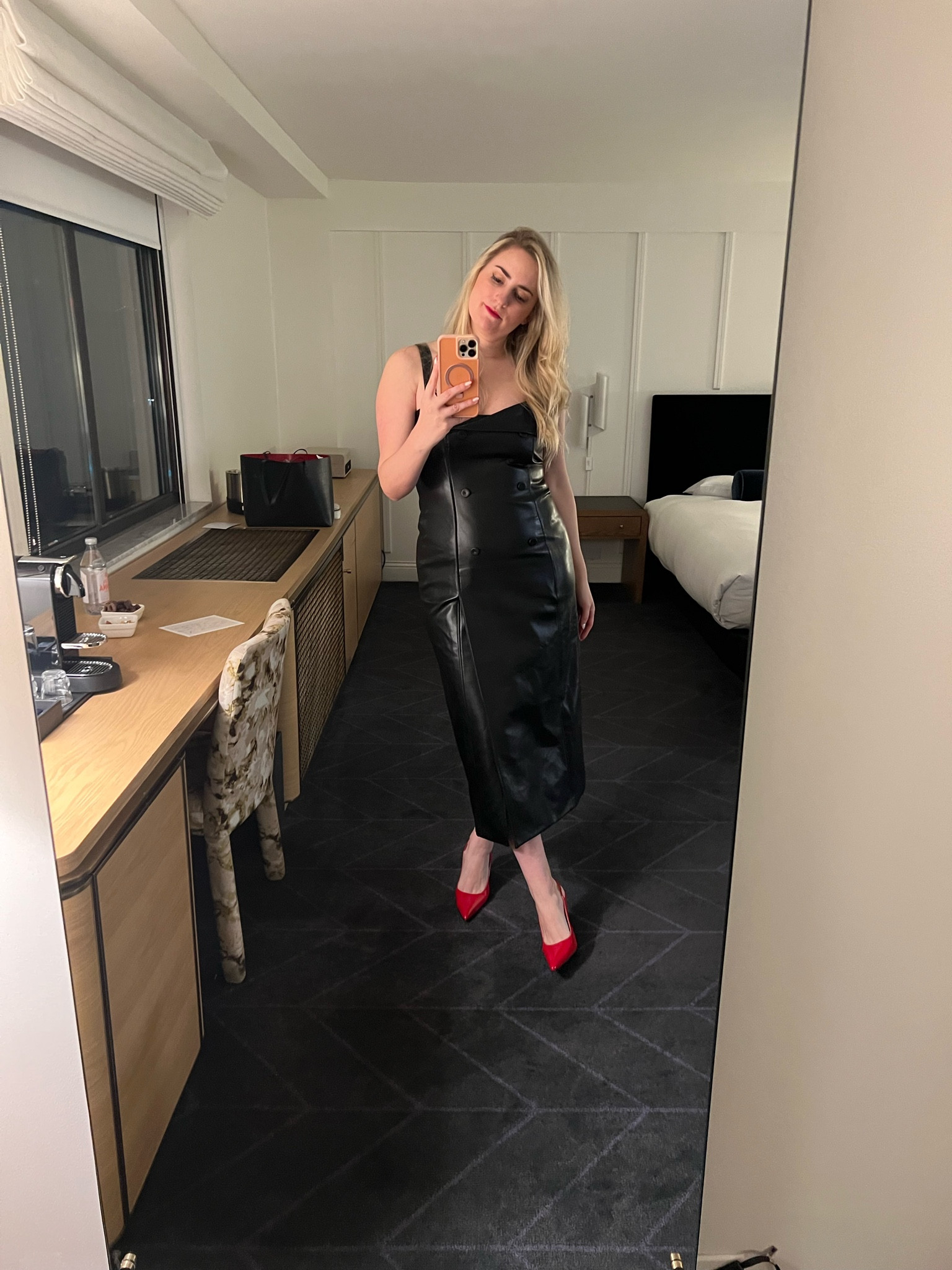 Black dress for going out | date night dress | what to wear on a night out 