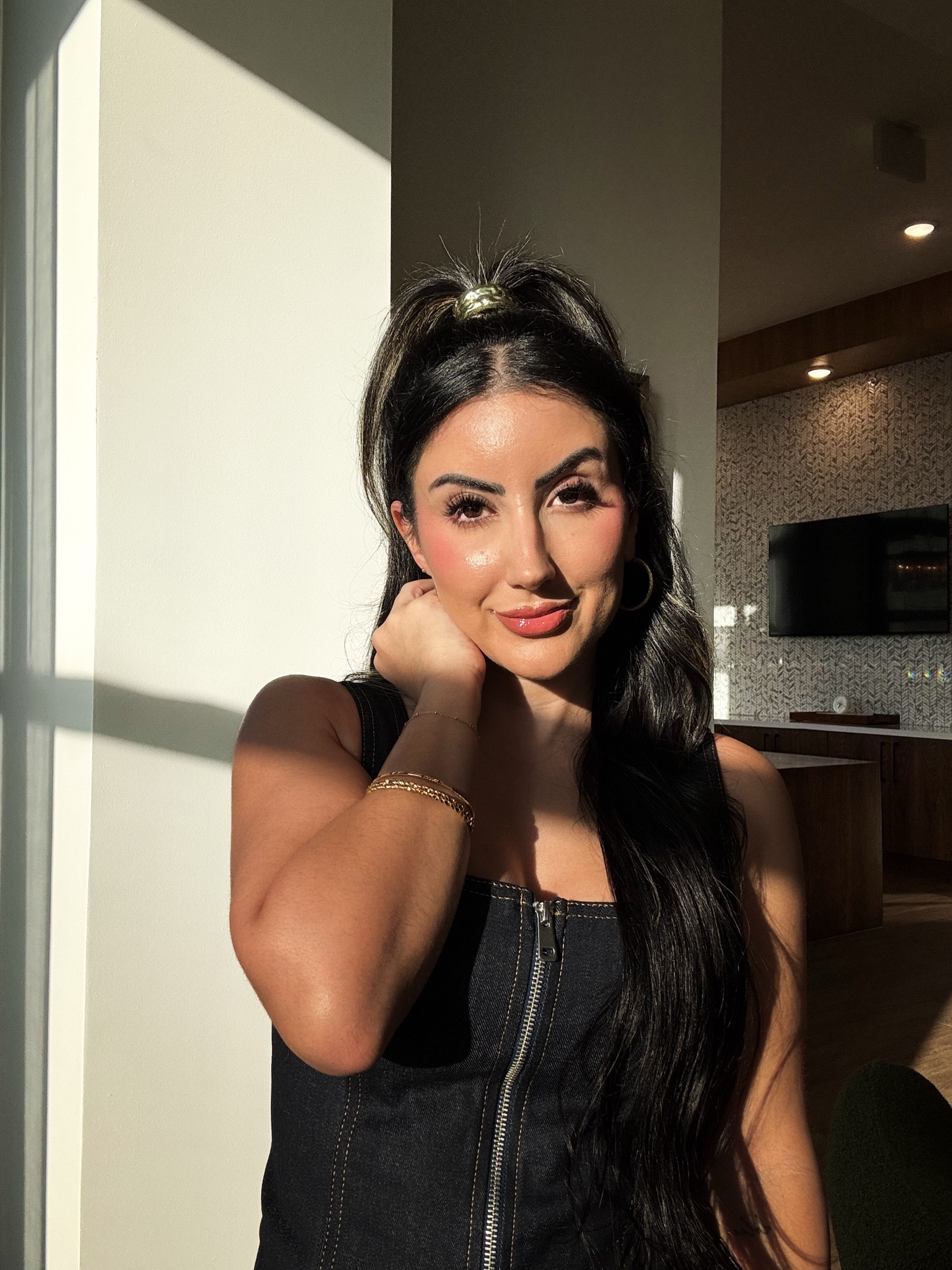 Styling my Bellami seamless clip in extensions in shade off black. It blends perfectly with my natural hair color but blends with my highlights too! #bellamihair #bellamipartner #bellamiclipins #bellamicolorconcierge 

#LTKStyleTip #LTKBeauty