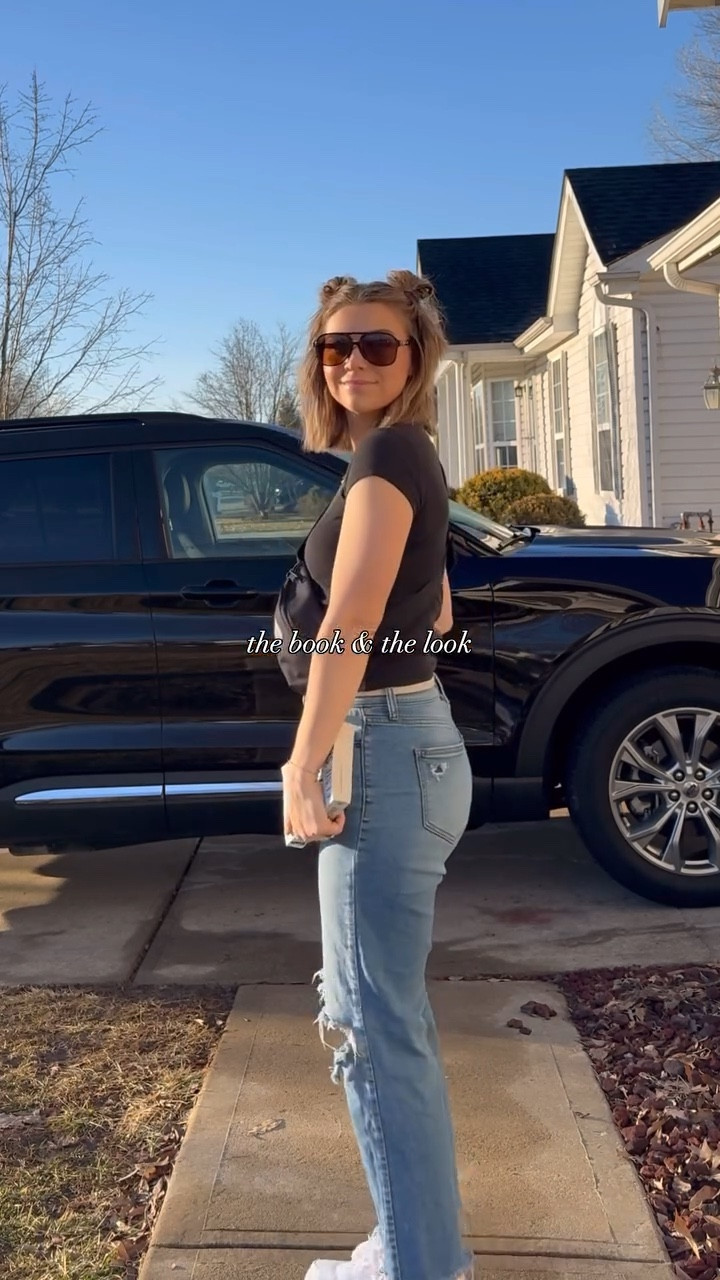 my seasonal depression has left the freaking building. That is SUNSHINE, baby!!!!!!! and I’m sitting firmly in my cowboy romance era so yee haw I guess?!

current read 📖 : Heartless by @authorelsiesilver 

outfit deets 🔗 are on my LTK - or you can comment OUTFIT & I’ll send you the links directly. 

•
•
#ootd #bookoftheday #bookoftheweek #bookstagram #outfitinspiration #outfitoftheday #momstyle #momof3 #momofthree #momstyleinspo