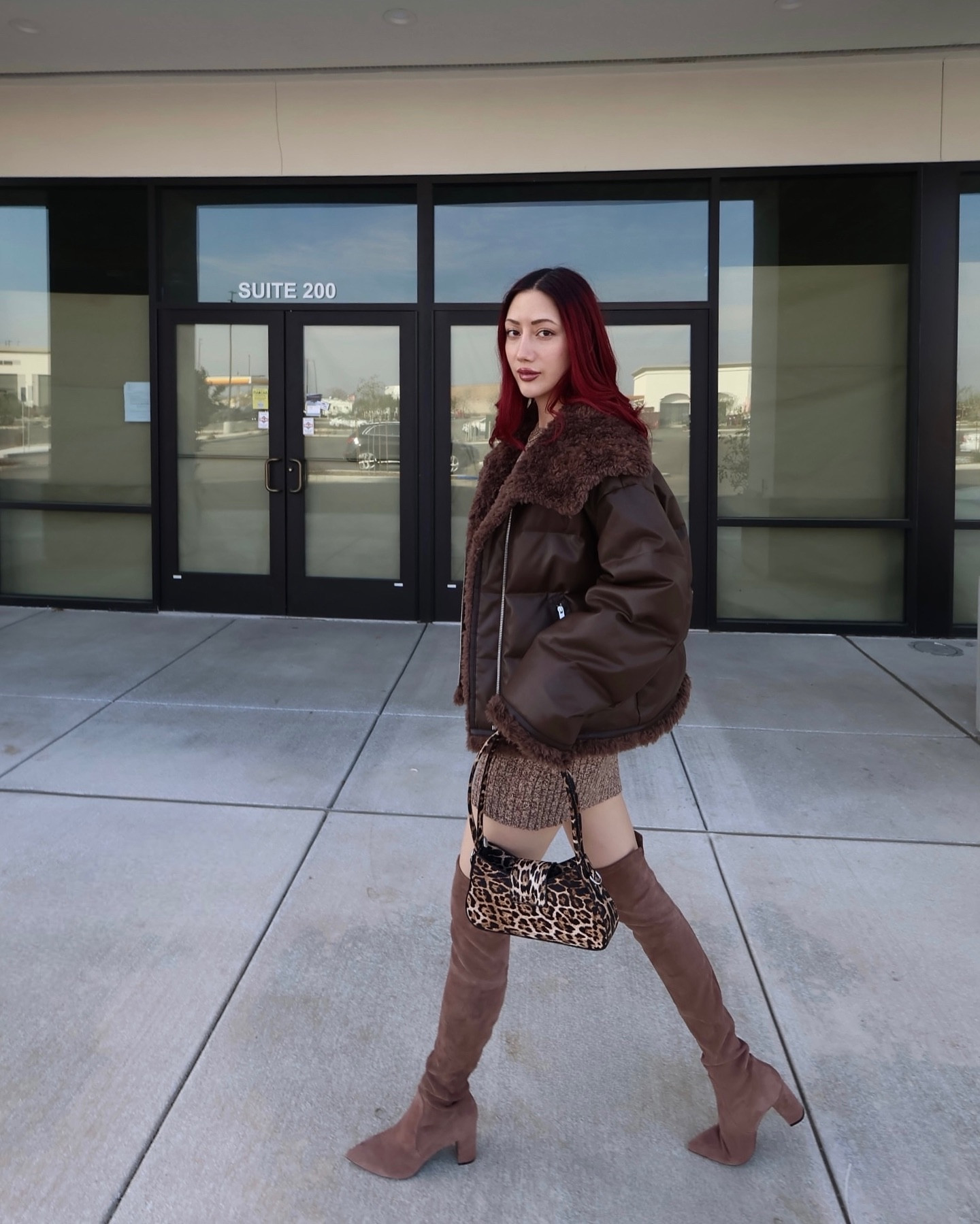 Very BRAT coded 💚
.
Jacket @fabrique.official 
Bag @peppermayo 
Boots @stuartweitzman 
Perfume @ralphlaurenfragrances 
.
.
.
Brown outfit ideas, puffer jacket outfit, knee high boots outfit, modeblogger, winter outfit ideas, minimal street style, monochrome outfit