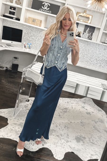 POV >> Wearing what makes you FEEL like the best most confident version of yourself will never steer you wrong! 

This look would be perfect for a fun date night or GNO! 

This best and the maxi skirt run tts, I’m wearing an XS in both pieces. 

Have a beautiful weekend! 



#LTKFindsUnder100 #LTKOver40 #LTKStyleTip
