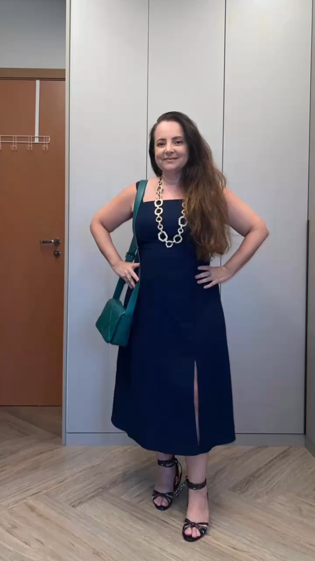 Look do dia: fresquinho e prático, mas com alguns toques especiais, como o colar dourado, as sandálias de amarrar e a bolsa verde.

#LTKestilo50+ #LTKbrasil #LTKmidsize