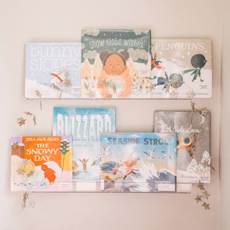 Winter book shelves // seasonal books for kids 