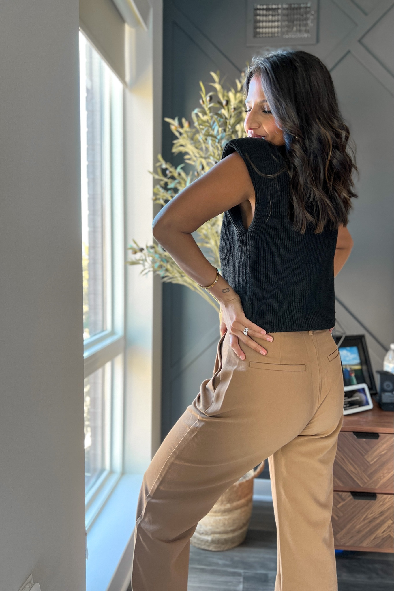 styling these Abercrombie tailored straight leg pants on instagram today 🤎 #abercrombie #tailoredpants #workwear

#LTKworkwear #LTKfit #LTKunder100