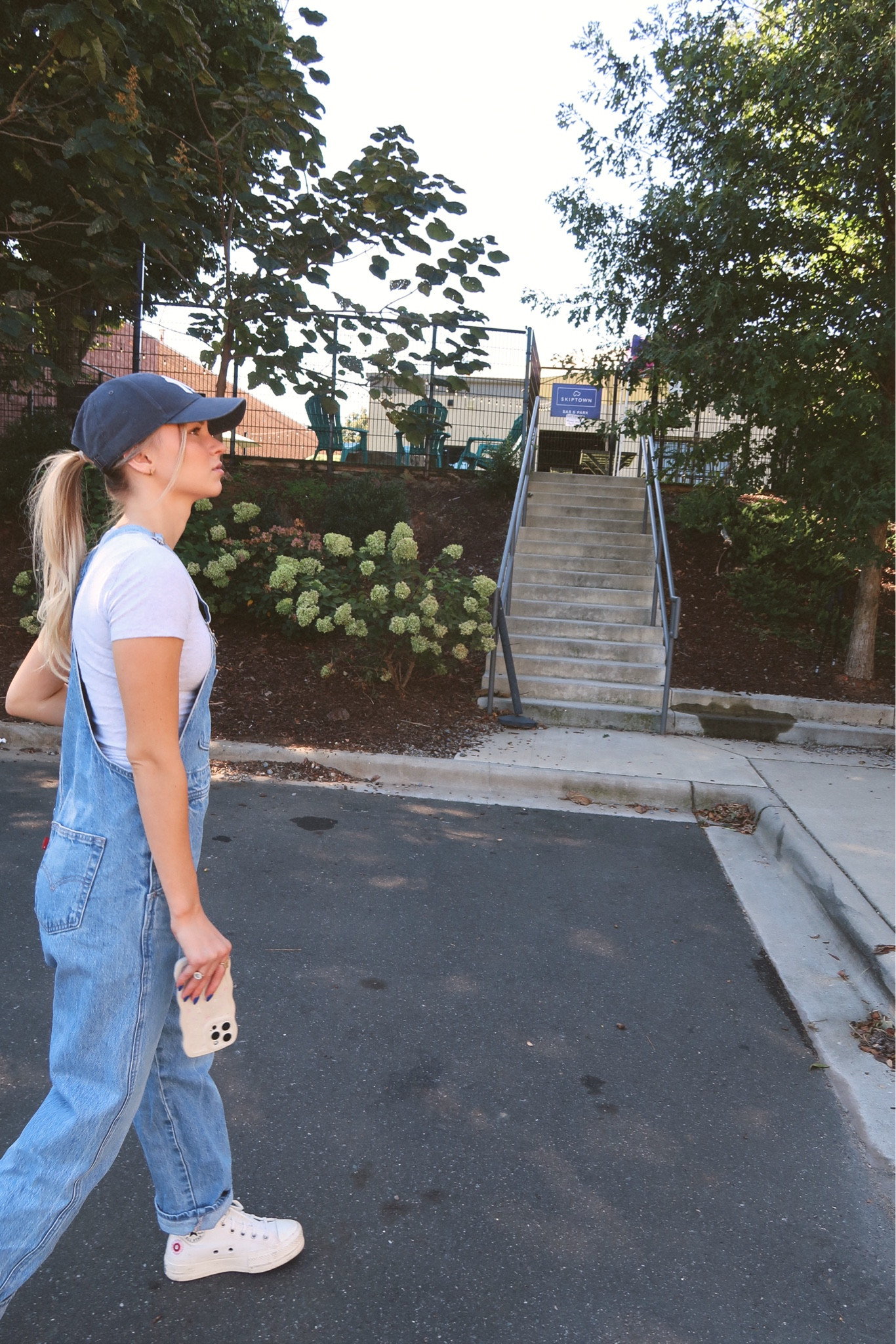 levi’s overall
abercrombie tee
yankee cap
converse