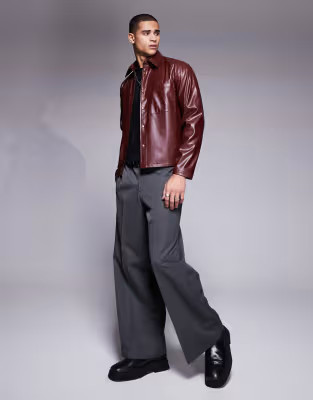 ASOS DESIGN – Set aus Kunstleder in Burgunderrot mit kastigem Oversize-Hemd und Hose mit gerade... | ASOS (Global)