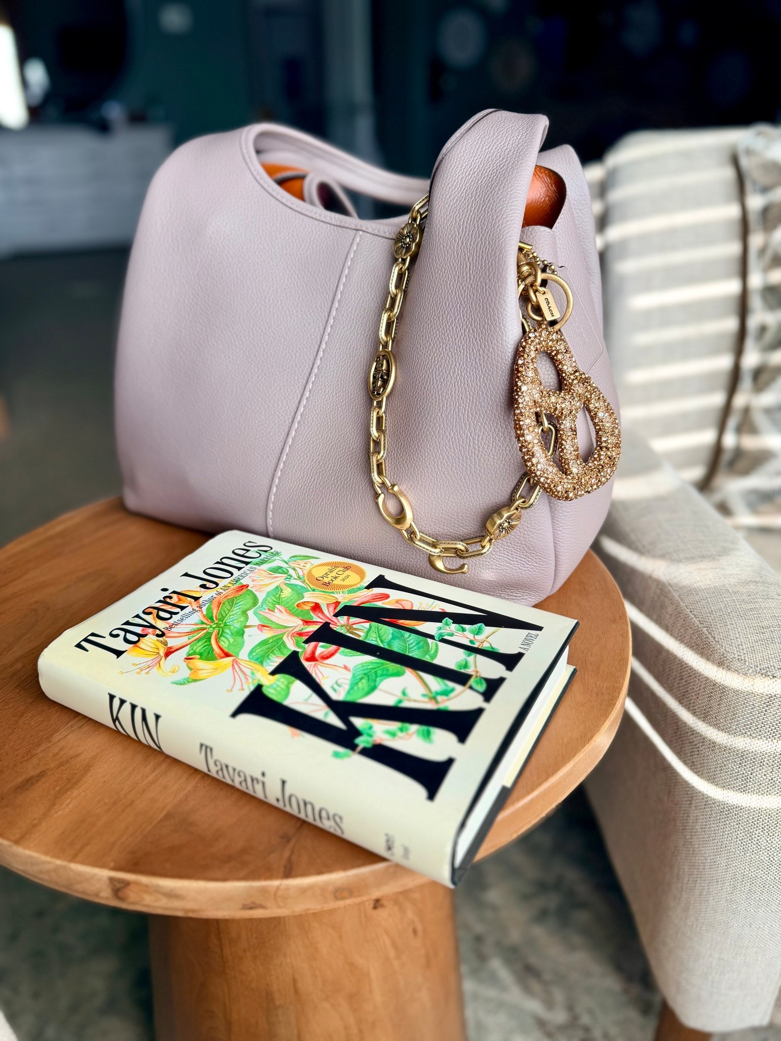 Book & Bag of the Day 💗📖👜
Currently carrying + currently reading ✨

What are you reading and carrying lately? 👀

#BookAndBag
#CurrentlyReading
#WhatsInMyBag
#CoachStyle
#LeahAndKoDesigns
