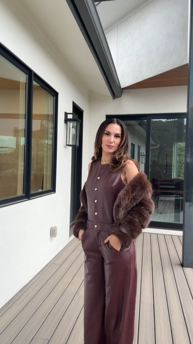 Still dreaming about this brown red jumpsuit I wore for my launch party of Special Forces Season 3 here in Austin! I paired it with my fave black heels and gold accessories, ofc! I threw on a cozy fur blazer for some extra glam and warmth.
#redcarpetready #fashioninspo #celebritystyle #premierevibes #realitytv 