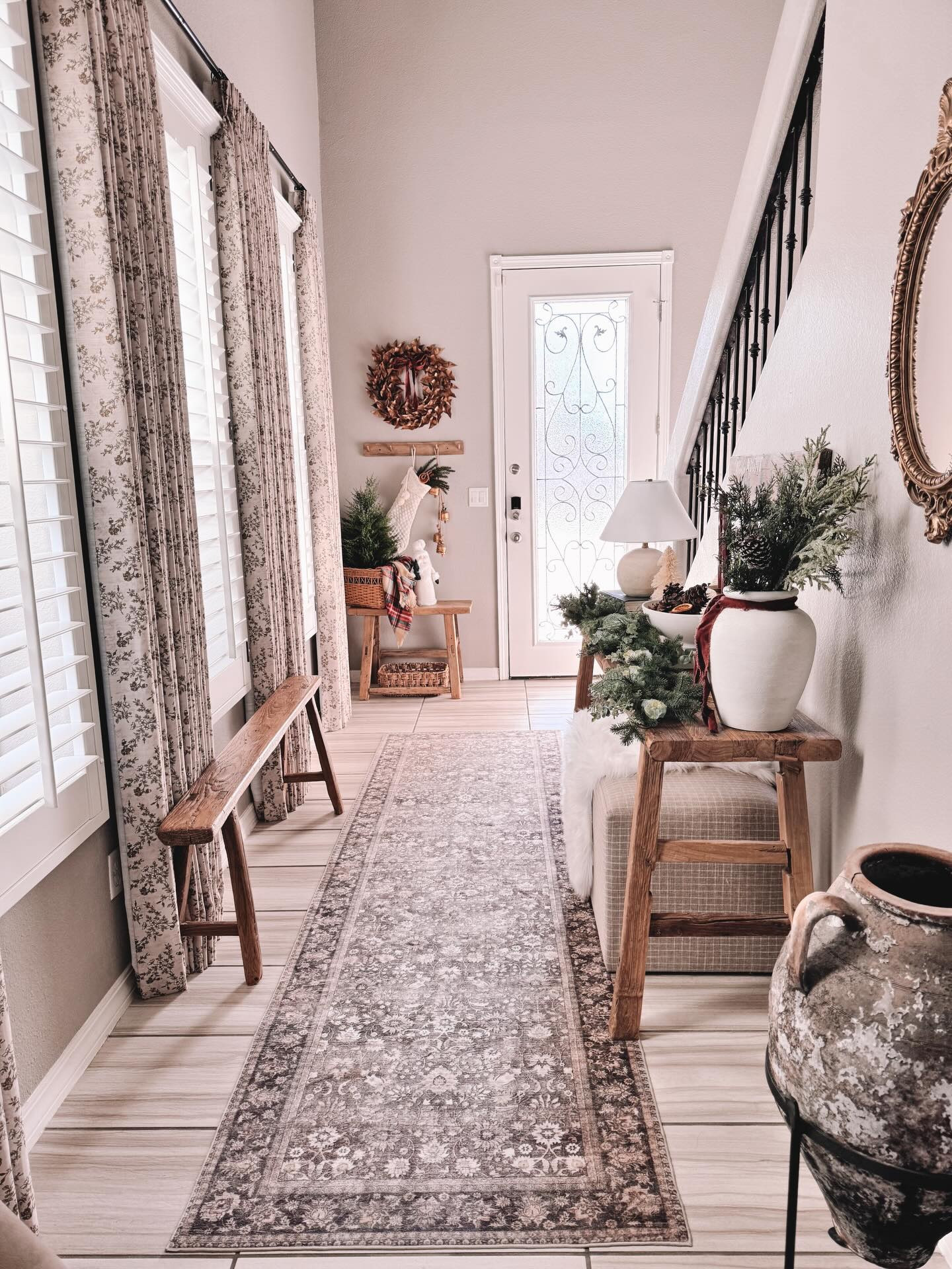 Happy Thanksgiving week! Who’s ready for all of the desserts?! The girls are off from school this week so we will be hanging out by the tree, baking, reading and watching movies! Sharing a few views of our simple Christmas decor in our entryway today. Happy Monday

#christmasdecor #christmastime #holidayseason