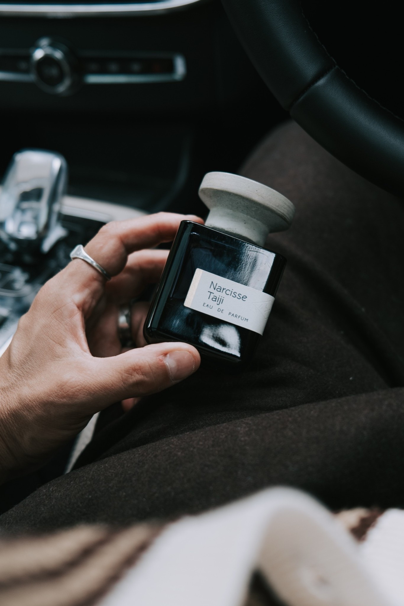 This weeks fragrance recommendation

NARCISSE TAIJI by Atelier Materi 

Top Notes: Pear, Ginger Root, Tuberose
Heart Notes: Narcissus, Absolute of Hay and Bran
Base Notes: Leather, Patchouli, Musks