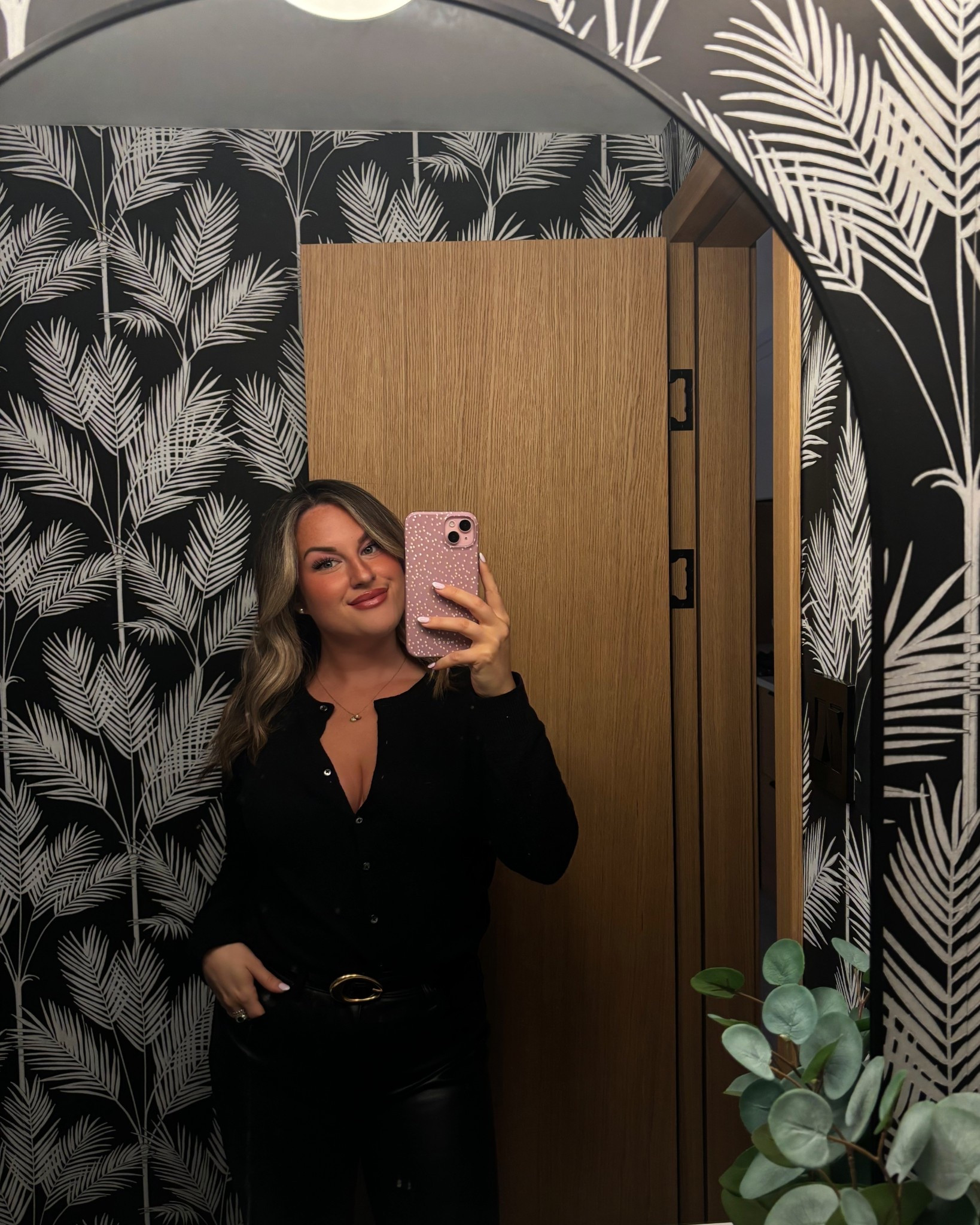 Girls Night Out 💋

All black is always the go-to! Linked my exact cardigan & pants + other options! 

#girlsnightout #datenight #ootn 

#LTKpartywear #LTKpetite #LTKdatenight