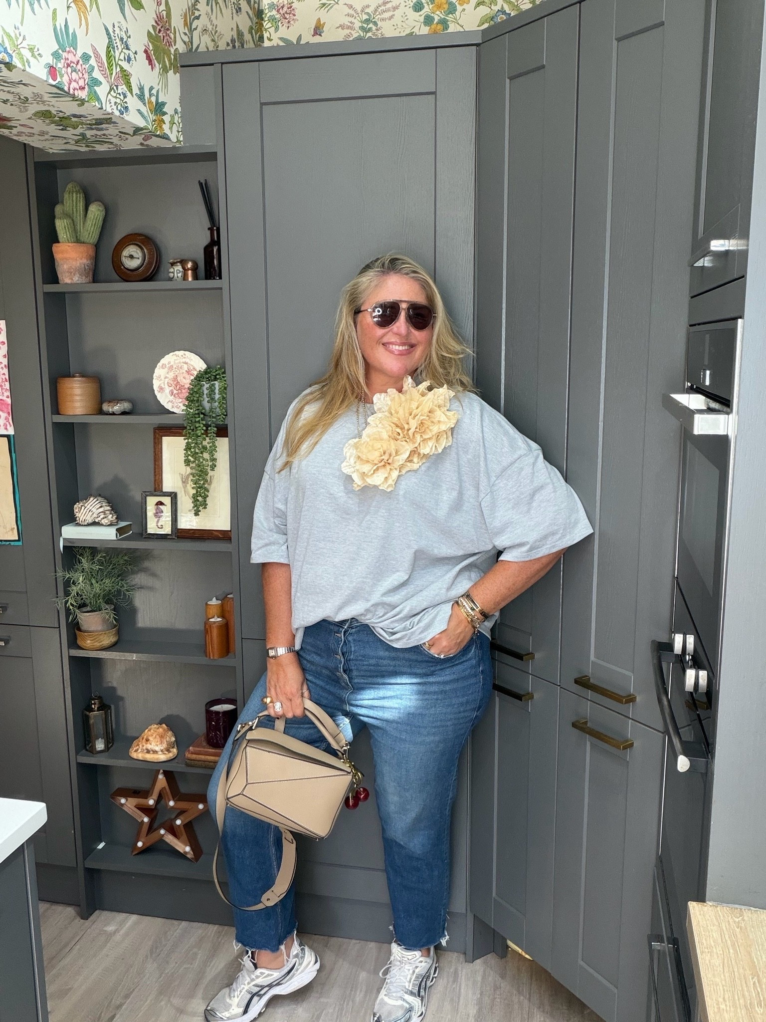 Grey shirt, cropped jeans, beige bag, trainers, sunglasses, flower brooch

#LTKautumn #LTKplussize #LTKjeans