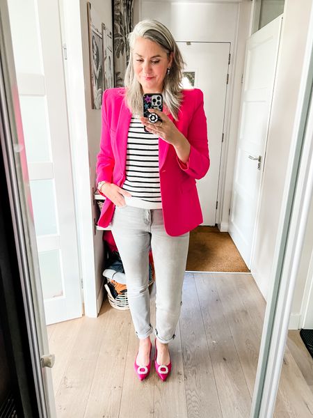 Outfits of the week

A striped short sleeve sweater (Norah) paired with a hot pink blazer (Zara) and light grey straight jeans and fuchsia, satin, diamanté flats. 



#LTKstyletip #LTKworkwear #LTKeurope