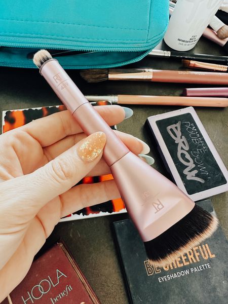 Fabulous $10 Makeup find! This dual ended makeup brush is perfect for contouring and has a built in cover!

#contour #ulta #ultafinds #makeupbrush

#LTKunder50 #LTKFind #LTKbeauty