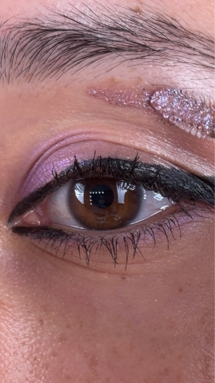 My first eyeshadow tutorial 😂👀
Should I take it off or… did I kinda do something? Be honest 😅

I promise I’ll get better with my makeup, so here I am practicing in real time 💕
Also… why is filming makeup tutorials SO hard? I swear I’m better off camera 😂

Eyeliner & mascara @maybelline 
Comment LINK 🔗 and  I'll send it to you 🤍

#makeuptutorial 
#eyeshadowlook 
#makeupbeginner 
 #learningmakeup 
 #grwm