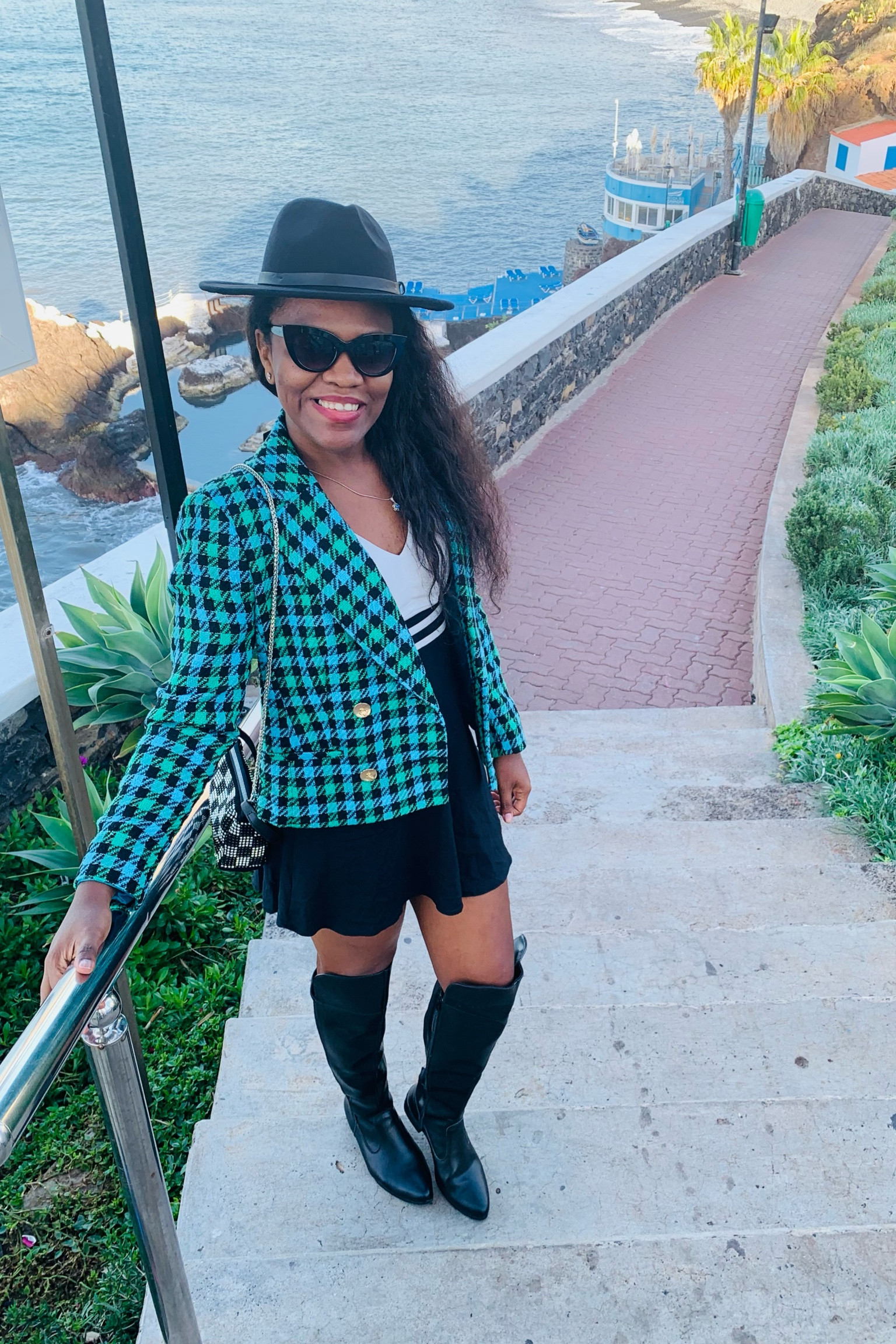 Look escolhido para passar o dia na Ilha da Madeira em Funchal 🇵🇹

✨BLAZER TWEED + BOTA OVER + CHAPÉU FEDORA + BOLSA STRASS

#blazertweed #botaovertheknee #chapeufedora #oculosgatinho #bolsastrass 

#LTKbeauty #LTKtravel #LTKeurope