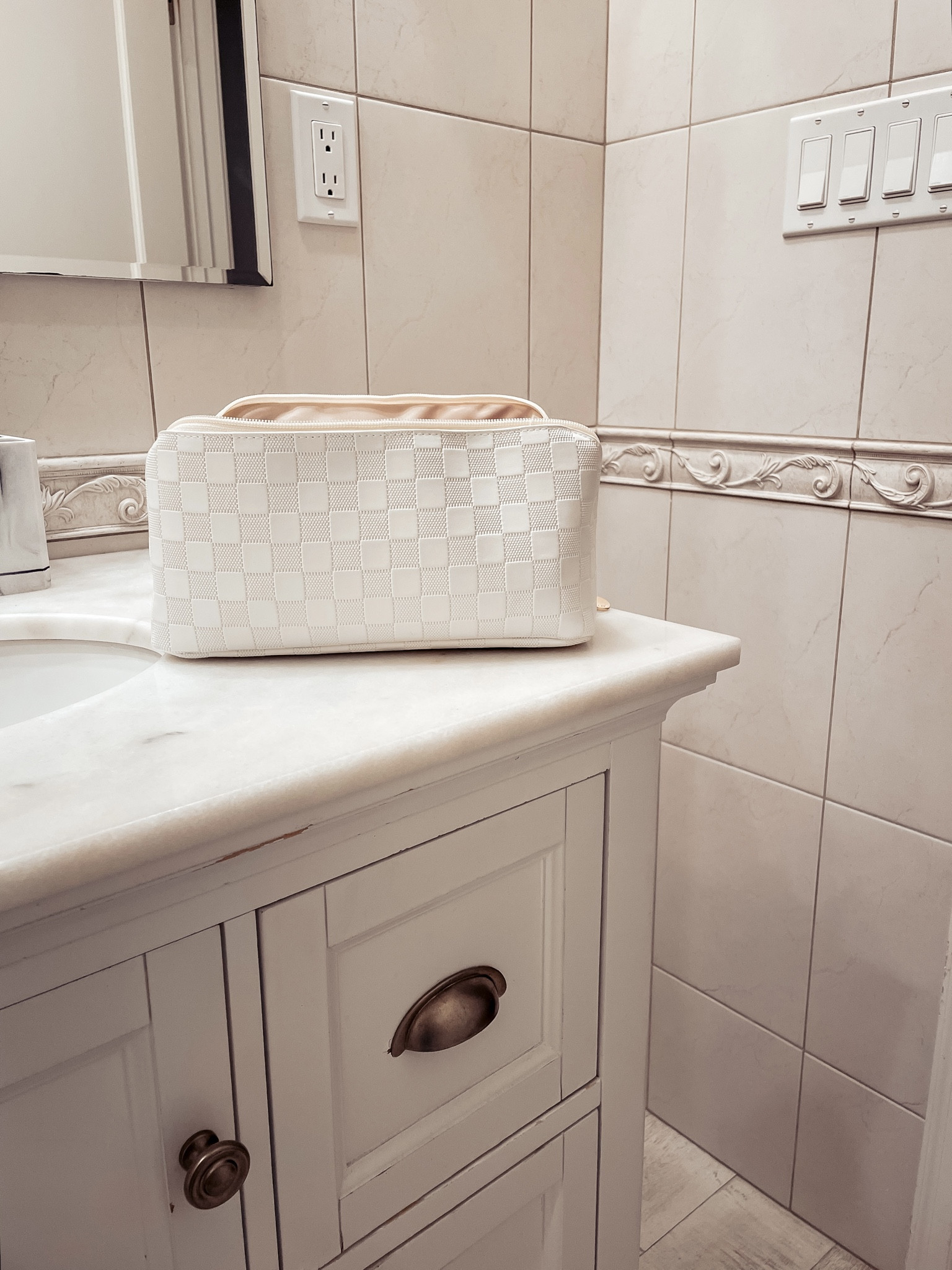 { Viral Amazon Travel Makeup Bag ❥ It opens so that it lays flat && has a zipper pouch for your brushes. 

• EACHY Travel Makeup Bag in LD-White - LARGE 
• KISS False Lashes - So Real 
• Handheld Mini Fan 
• The Skinny Confidential Hot Mess Ice Roller
• HOURGLASS Powder Brush No. 1 
• HOURGLASS Veil Translucent Setting Powder 
• NARS Laguna Bronzer Powder 02
• Fenty Beauty Killawatt Highlighter Afternoon Snack / Mo’ Hunny 

Modern Rez Girl Aesthetic . Native American Content Creator . Indigenous Beauty Blogger }

#LTKbeauty #LTKitbag #LTKtravel