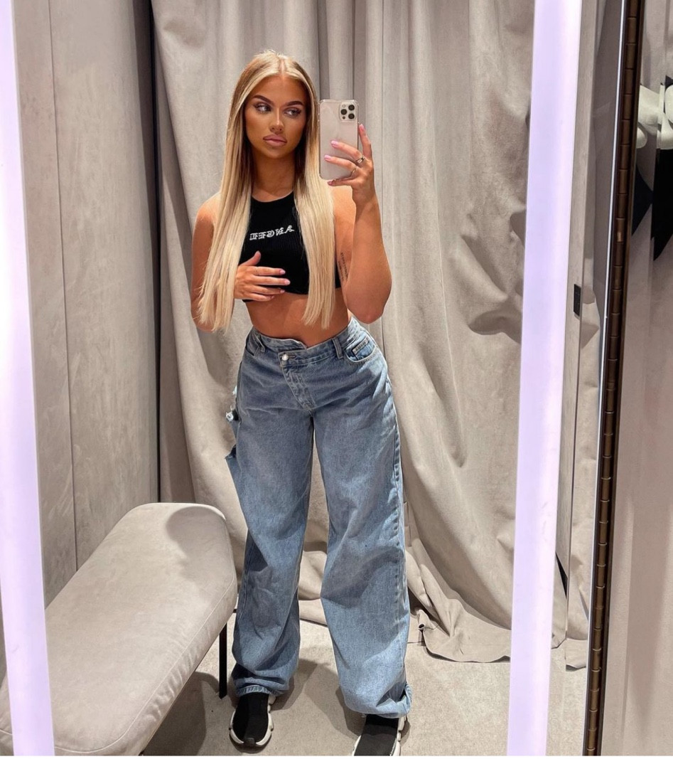 Casual denim outfits 👖

The exact top I’m wearing is from Fashion Nova (I couldn’t find the link on here) but I added a few very similar tops and also a few I thought would go well with the jeans 🖤




#LTKSeasonal #LTKCon #LTKeurope