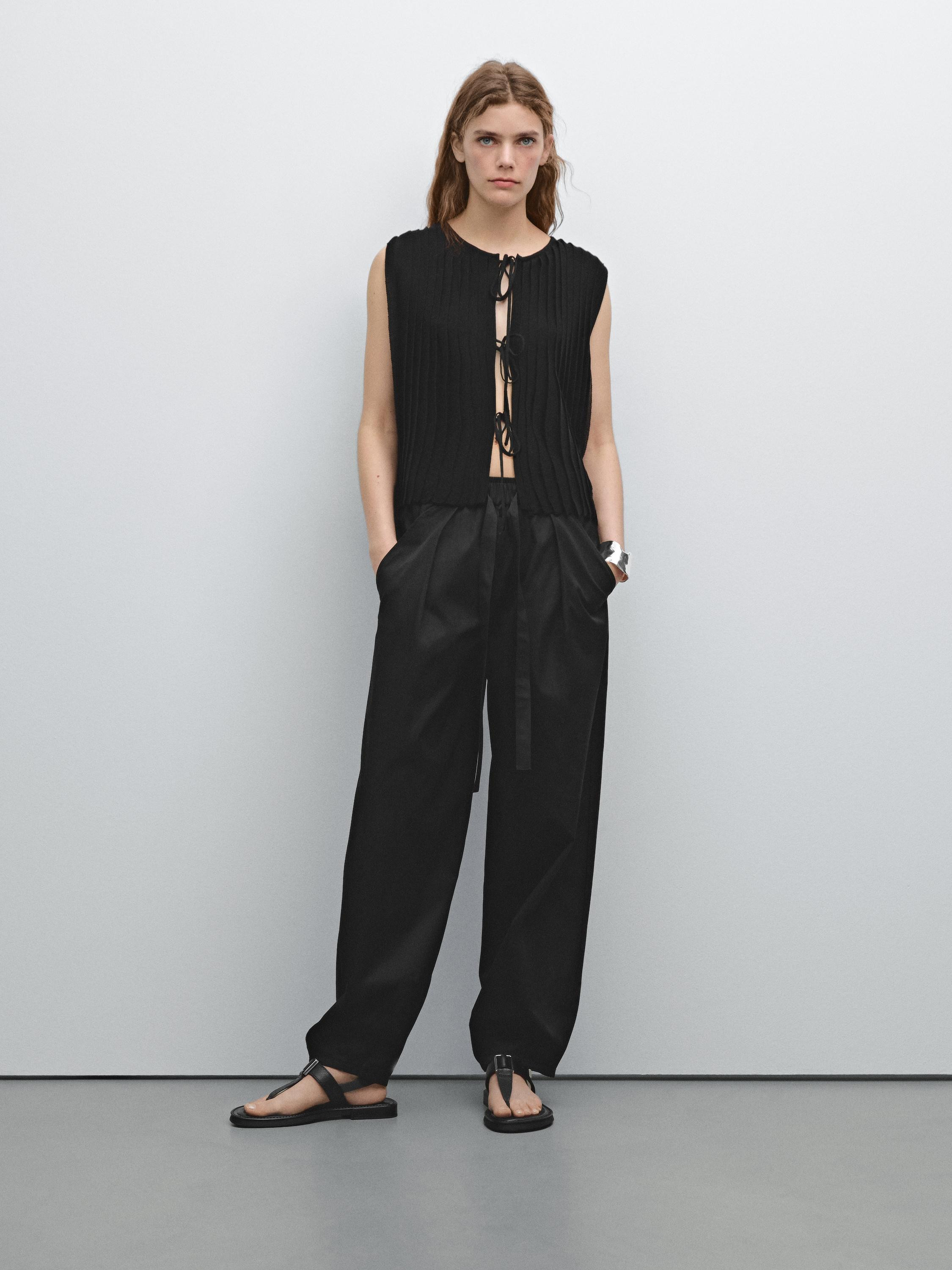 Round neck vest. Sleeveless. Drawstring fastening. Pleated detail. | Massimo Dutti UK